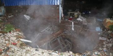 Another land razed incident in Jharia, old 407 car parked near Indira Chowk got buried in the ground