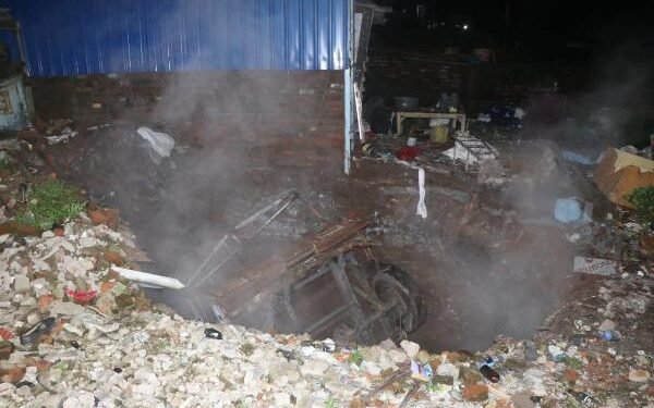 Another land razed incident in Jharia, old 407 car parked near Indira Chowk got buried in the ground