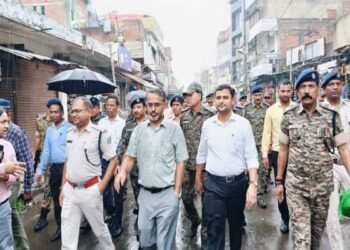 A flag march was taken out in Giridih on the occasion of Muharram, many officials including DC and SP participated in the flag march