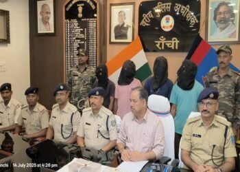 1 करोड़ की लेवी मांगने वाला कुख्यात नक्सली योगेंद्र गंझू गिरफ्तार, हथियार और नक्सली पर्चा बरामद