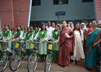 मांडर में मंत्री शिल्पी नेहा तिर्की ने किया साइकिल और राहत राशि का वितरण