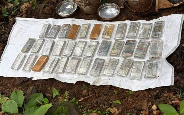 चाईबासा में माओवादियों की साजिश नाकाम: पुलिस ने 35 लाख रुपये नकद बरामद किए