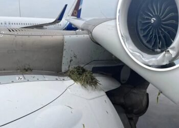 मुंबई एयरपोर्ट पर बड़ा हादसा टला! रनवे से फिसल गया एयर इंडिया का विमान – जानें क्या हुआ