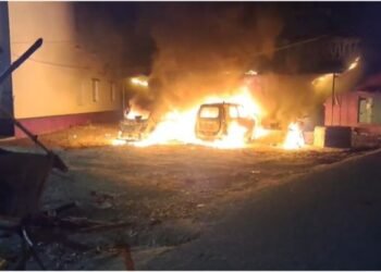 मुजफ्फरपुर में कबाड़ कारोबारी की हत्या से बवाल: सड़क जाम, गाड़ियों में आगजनी, पुलिस पर भी भड़के लोग