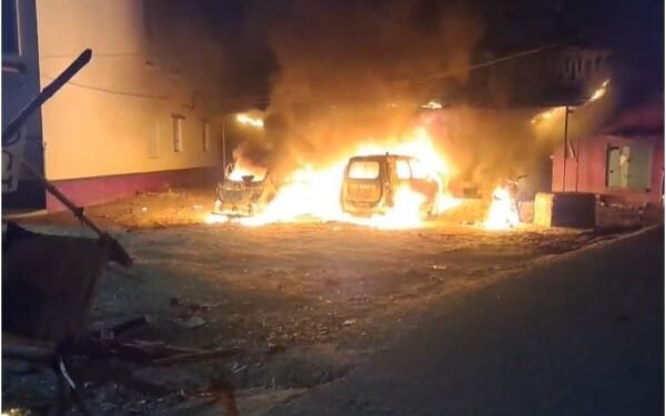 मुजफ्फरपुर में कबाड़ कारोबारी की हत्या से बवाल: सड़क जाम, गाड़ियों में आगजनी, पुलिस पर भी भड़के लोग