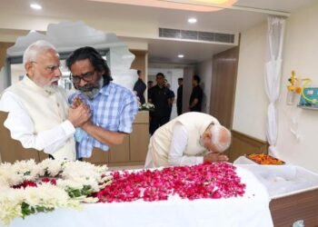 दिशोम गुरु शिबू सोरेन को अंतिम श्रद्धांजलि: सर गंगाराम अस्पताल पहुंचे प्रधानमंत्री, हेमंत सोरेन को गले लगाकर दी सांत्वना