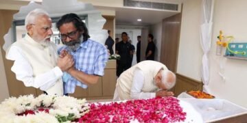 दिशोम गुरु शिबू सोरेन को अंतिम श्रद्धांजलि: सर गंगाराम अस्पताल पहुंचे प्रधानमंत्री, हेमंत सोरेन को गले लगाकर दी सांत्वना