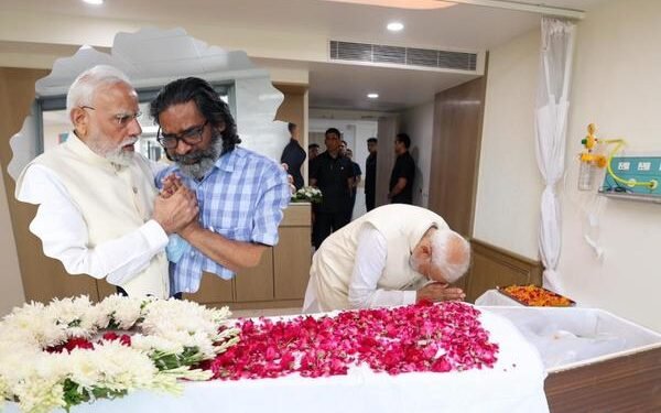 दिशोम गुरु शिबू सोरेन को अंतिम श्रद्धांजलि: सर गंगाराम अस्पताल पहुंचे प्रधानमंत्री, हेमंत सोरेन को गले लगाकर दी सांत्वना