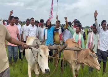 RIMS-2 निर्माण को लेकर नगड़ी में विरोध तेज, JLKM नेता ने जोता हल