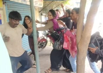 Road jam due to power crisis in Dhanbad: Eunuchs protest strongly, Mendez employee accused of demanding money