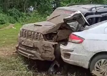 Another horrific road accident happened on Giridih-Dumri NH-114A, two cars collided with a tree – passengers narrowly escaped