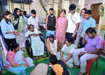 Former Chief Minister Shibu Soren's traditional 'Teen Karma' ritual was performed at his ancestral home in Nemra, Hemant Soren and family members followed the tradition