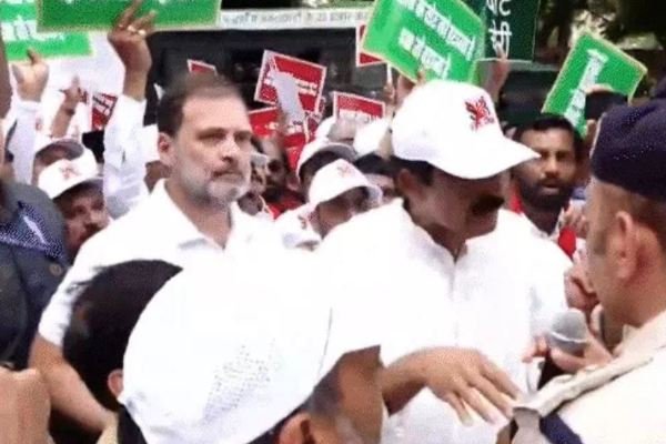 Opposition protests on voter verification and allegations of vote theft, many MPs including Rahul-Priyanka-Akhilesh detained