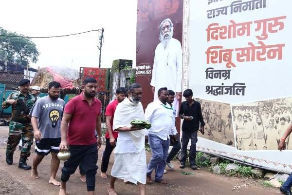 Eighth day of Shibu Soren's shraddha karma, Hemant Soren followed the tradition, Chandrashekhar Azad paid tribute; preparations for a crowd of one lakh people