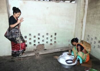 Kalpana Soren was seen grinding rice with a mortar and pestle during the eighth day's Shradh ritual, and paid obeisance to Dishom Guru while following the tradition
