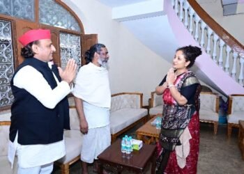 Akhilesh Yadav paid emotional tribute to Dishom Guru Shibu Soren, met Hemant Soren's family