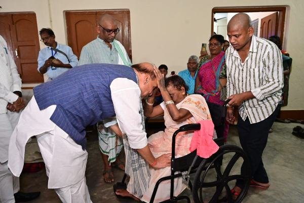 Union Defence Minister Rajnath Singh, Baba Ramdev and many prominent leaders attended the Sanskar Bhoj of Dishom Guru Shibu Soren