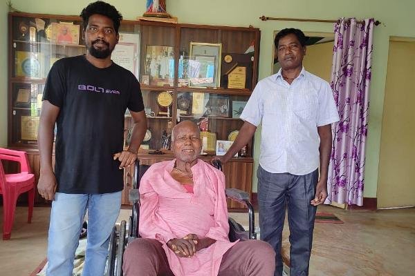 Initiative of Ranchi District Administration: Padma Shri Simon Oraon got a tricycle, expressed gratitude