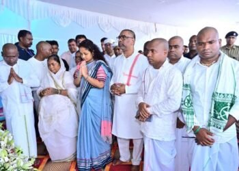 Presence of Chief Minister Hemant Soren and Kalpana Soren in Ramdas Soren's Sanskar Bhoj
