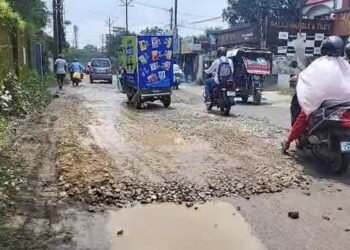 Impact of Khabar Mantra's news: Administration in action on Boria Road, repair work started... but how long will the road last?