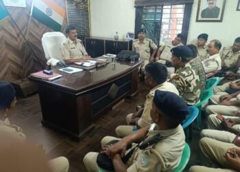 In view of the increasing problem of traffic jam in Dhanbad city, Dhanbad police has once again geared up. On Wednesday, Traffic DSP Arvind Kumar Singh held a special review meeting with traffic police officers and gave instructions to improve the traffic system.