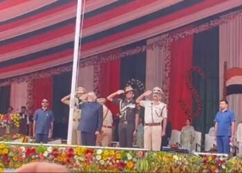 On Independence Day, a huge crowd gathered at Morhabadi ground, Governor Santosh Gangwar hoisted the tricolor