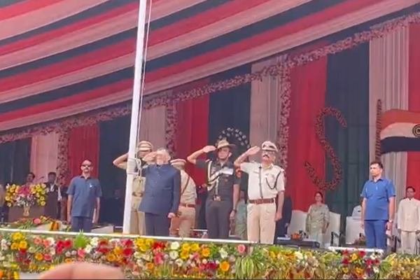 On Independence Day, a huge crowd gathered at Morhabadi ground, Governor Santosh Gangwar hoisted the tricolor