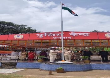 SSP Prabhat Kumar hoisted the tricolor on the 79th Independence Day at Dhanbad Police Line and gave information on crime control, cyber police station and sports achievements