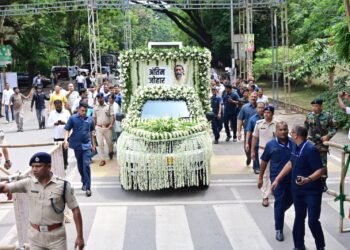 दिशोम गुरु शिबू सोरेन को गॉड ऑफ ऑनर के साथ दी गई अंतिम श्रद्धांजलि