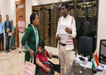 दिव्यांग बेटे के साथ पहुंची मां… उपायुक्त ने किया ऐसा काम कि हर कोई देखता रह गया!