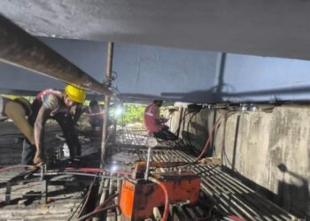 धनबाद: बैंक मोड़ ओवरब्रिज पर हाइड्रोलिक जैक से शुरू हुआ बेयरिंग बदलने का काम, दो महीने में पूरा होने की संभावना