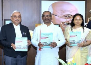 मुख्यमंत्री हेमंत सोरेन ने किया "बाबा बैद्यनाथ ज्योतिर्लिंग देवघर" पुस्तक का लोकार्पण