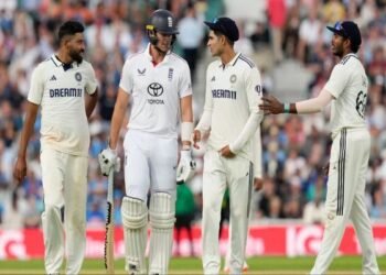 एक ओर 21 रन, दूसरी ओर 3 विकेट — कौन मारेगा बाज़ी? देखिए