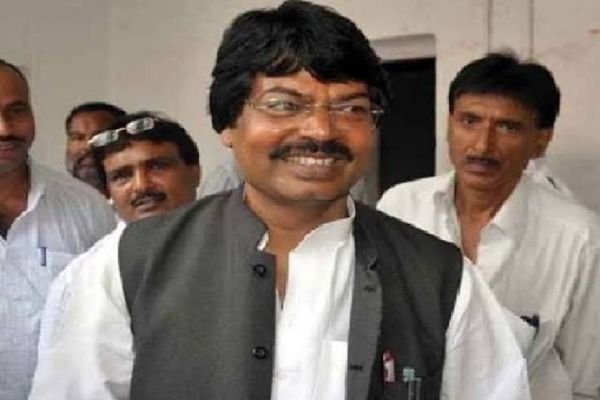 चट्टीबारियातु परियोजना विवाद: पूर्व मंत्री योगेंद्र साव पर मारपीट और बंधक बनाने का आरोप