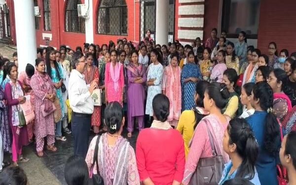 रांची सदर अस्पताल में आउटसोर्सिंग पर बहाल नर्सों ने किया प्रदर्शन, जानिए क्या है पूरा मामला