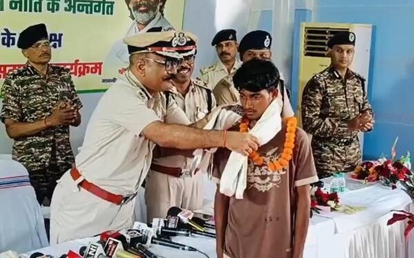 चाईबासा में 10 नक्सलियों ने किया आत्मसमर्पण, पुनर्वासन नीति को मिली बल