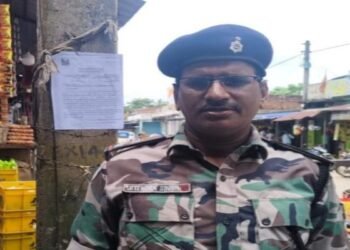 बिशनपुरा के फरार वारंटी अभियुक्तों पर पुलिस का शिकंजा, घर पर चिपकाया गया इश्तेहार