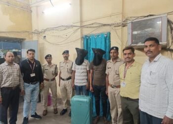 Trolley bag thief gang busted at Dhanbad station, two accused arrested