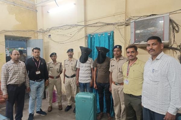 Trolley bag thief gang busted at Dhanbad station, two accused arrested