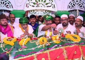 Chief Minister Hemant Soren offered chadar at the shrine of Hazrat Qutubuddin Risaldar Shah Baba