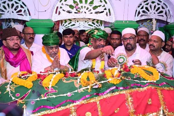 Chief Minister Hemant Soren offered chadar at the shrine of Hazrat Qutubuddin Risaldar Shah Baba