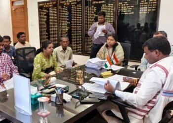 Deputy Commissioner Manjunath Bhajantri heard the problems of the common people in the public darbar