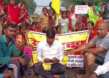 Kurmi community's rail blockade protest at Dhanbad's Pradhankhanta railway station, Howrah-Delhi rail route blocked