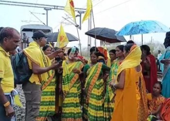 The Rail Teka Dahar Chheka protest has halted train services! 12 trains cancelled, Express and Vande Bharat Express trains stranded at 21 locations.