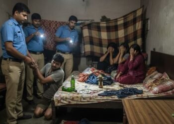 Giridih police raided a rented house and busted a sex racket.