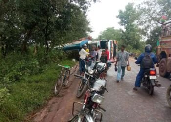 Diesel tanker overturns, villagers scramble to retrieve fuel