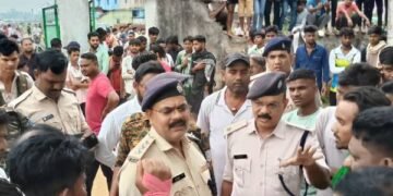 Govindpur: Principal accused of indecent remarks, students stage protest; police take over the matter