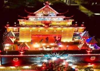 Shri Shri Durga Puja Committee is busy in constructing a grand pandal, an attractive theme is being created near Ranchi Airport.