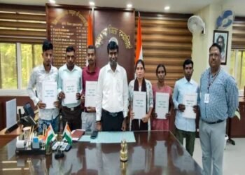 रांची में उपायुक्त ने 6 आश्रितों को चौकीदार पद का नियुक्ति पत्र सौंपा, कहा...