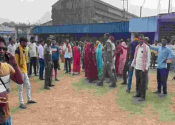 A major accident occurred at the Shivam Iron and Steel Plant in Udanabad, Giridih, resulting in the death of a 25-year-old worker, sparking widespread outrage.